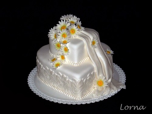 romanticka-svadobna-torta-s-margaretkami.jpg